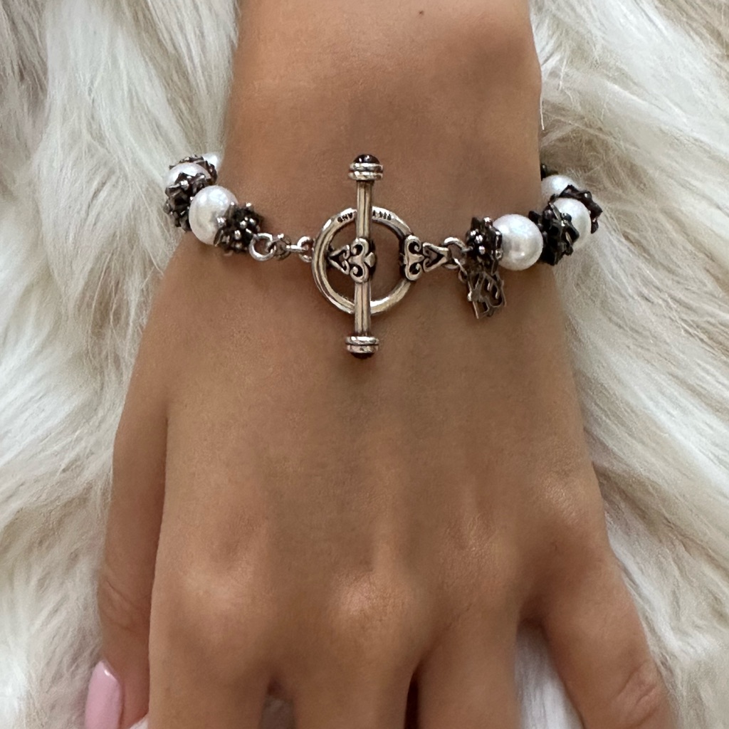 Pearl Bead Bracelet With Decorative Silver Toggle - White/Silver